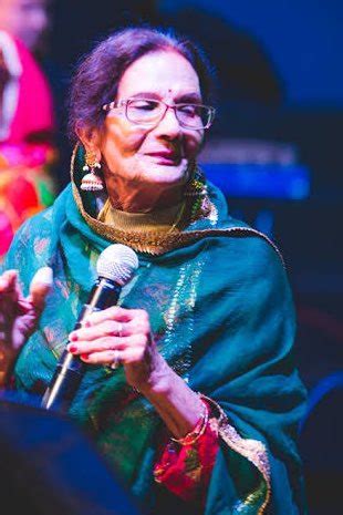 Late folk singer Gurmeet Bawa's daughter accepts Padma Bhushan award on ...