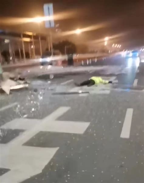 成都双流机场发生车祸岗亭被撞塌！机场警方：正积极处理调查-腾讯新闻
