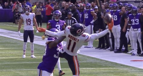 Darnell Mooney makes spectacular grab in Week 5 for Bears