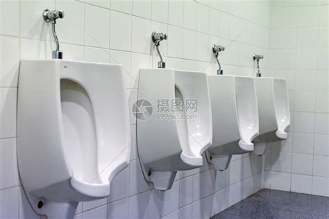 公共厕所里的一排小便池高清图片下载-正版图片507169315-摄图网