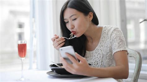 20 Bad Table Manners Everyone Is Guilty Of