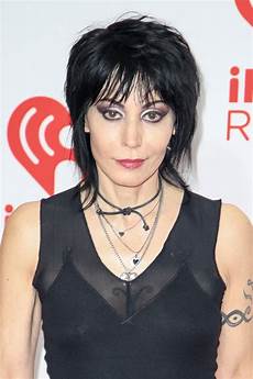 Joan Jett Hairstyle by Here S Hoping Joan Jett S Hair Never Goes Out Of Style Joan Jett Hairstyle