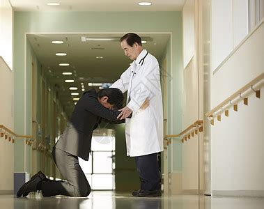 病人家属在医院走廊给医生下跪高清图片下载-正版图片502186868-摄图网