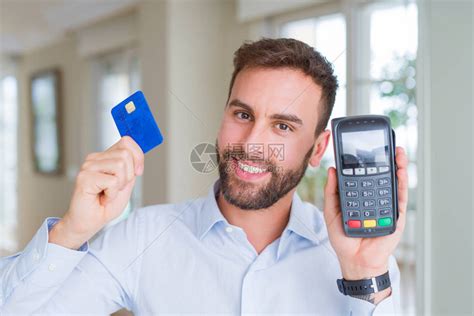 拥有邮政终端和信用卡使用数据电话购买和付款的高清图片下载-正版图片506143066-摄图网