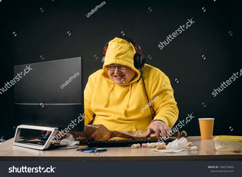 530 imagens de Fat guy computer Imagens, fotos stock e vetores ...