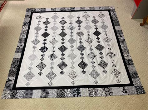 Easy fat quarter quilt using high contrast fabrics – Artofit