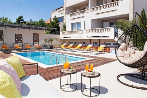 Ground floor apartment with pool Bol - Croatia Property Net