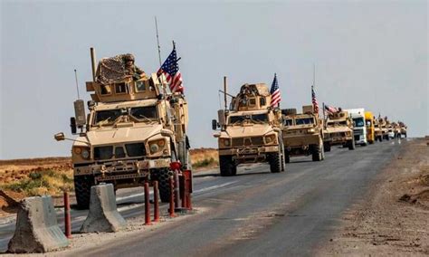 又又双叒叕偷油？美军在叙利亚的车队，一眼望不到头……_腾讯新闻