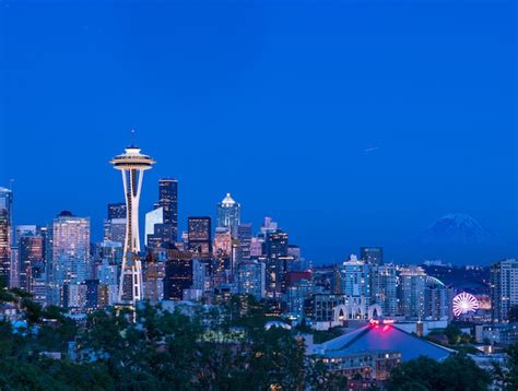 Beautiful view of the city of seattle, usa with the colorful lighted ...