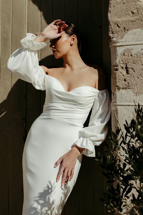 Clean and modern wedding dresses | Beachweddingtips.com