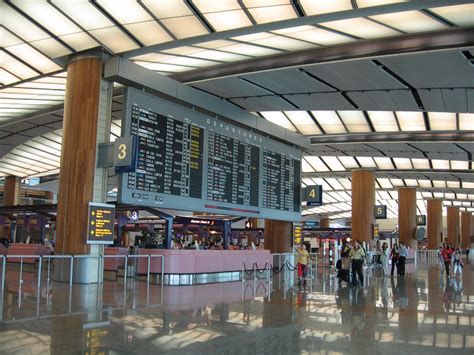 File:Singapore Changi Airport, Terminal 2, Departure Hall 6, Dec 05.JPG