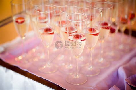 喜酒香槟传统敬酒邀请到新娘和高清图片下载-正版图片507344551-摄图网