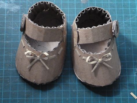 DIY环保鞋子手工，怎么用硬纸板做一对运动鞋教程 - 废物利用手工DIY小制作 - 51费宝网