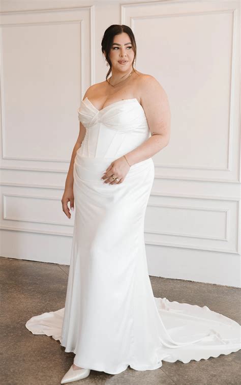 Elegant Plus Size Strapless Satin Dress for the Modern Bride