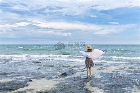 穿着比基尼的美女图片_美丽的年轻女子躺在海滩上素材_高清图片_摄影照片_寻图免费打包下载