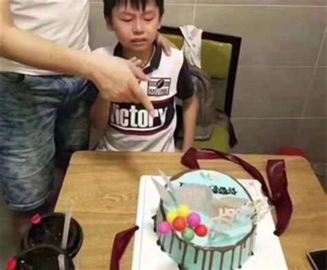 记一次难忘的生日，男孩看到蛋糕的一瞬间崩溃了，网友：承受太多_孩子