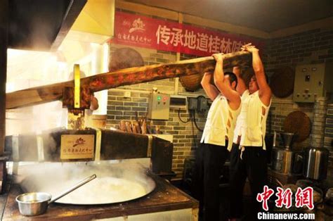 桂林米粉传承人展示米粉传统制作工艺_凤凰资讯