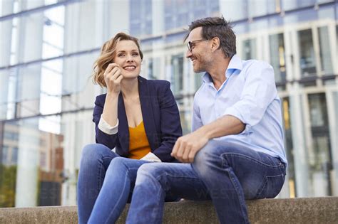 Two Business People Talking 的图像结果