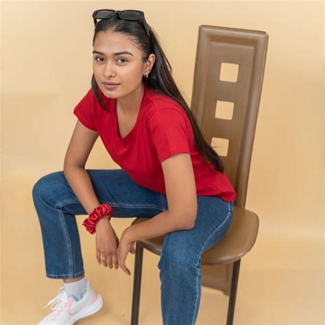 Magnetic Maroon Solid T-shirt for Women – GlamZei