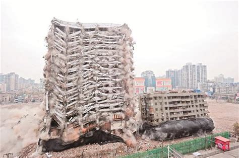 武汉闹市爆破拆楼创下新高度 7秒钟放倒20层高楼_湖北频道_凤凰网
