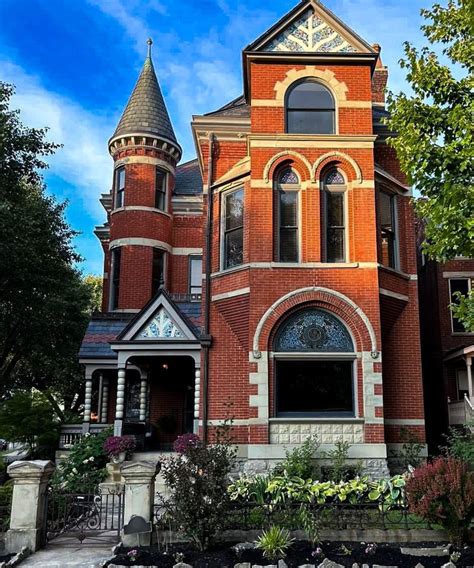 Queen Anne style homes - 5 homes that showcase traditional American ...