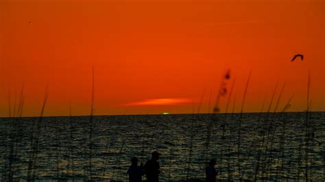 What causes the strange green flash at sunset and sunrise on Earth? | Space