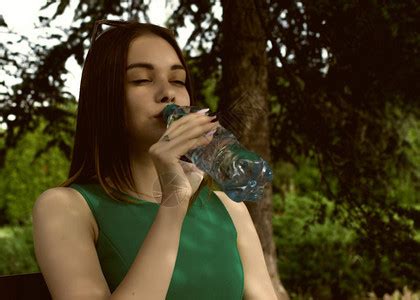 水女人喝新鲜健康饮料年轻高清图片下载-正版图片505022506-摄图网