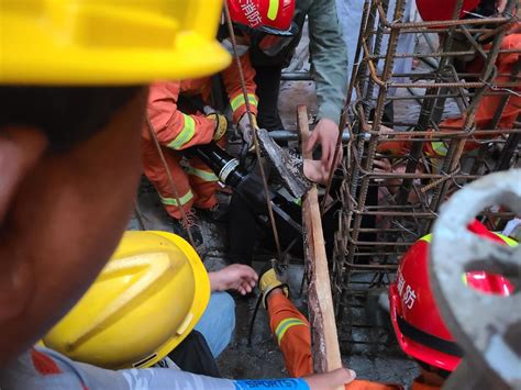 建筑工人高处坠落腿部被钢筋刺穿 消防部门迅速救援