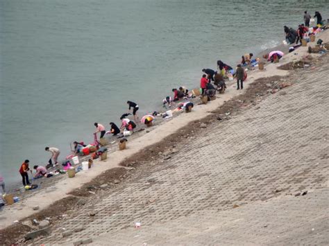 热热热！武汉市民扎堆到江边戏水|长江大桥|武汉|高温_新浪新闻