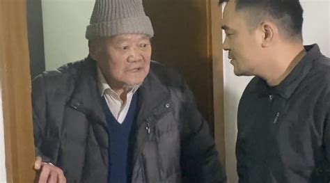 凌晨一点，两位医生陪着88岁老人在病房遛弯_凤凰网视频_凤凰网