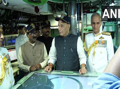 रक्षा मंत्री राजनाथ ने नौसेना को सौंपी खंडेरी पनडुब्बी, बोले- दुनिया को ...