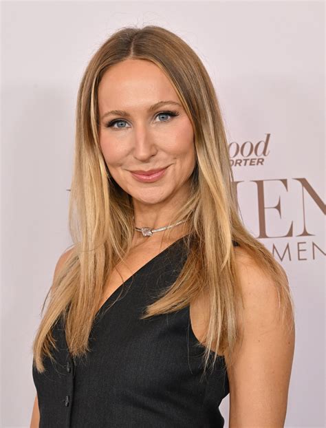 NIKKI GLASER TAYLOR SWIFT | La famosa que se gastó 100 mil dólares en ...