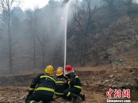 重庆山火救援：火情难缠，上千人参与，消防员睡路边_手机新浪网