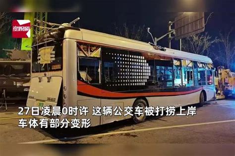 上海公交车坠河6小时被打捞上岸，车体部分变形，坠河瞬间曝光