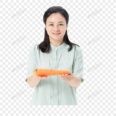 中年女性手拿胡萝卜元素素材下载-正版素材401591714-摄图网