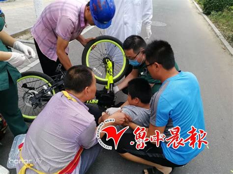 淄博8岁男孩骑车摔倒，刹车把刺入大腿！危急时刻…… - 海报新闻