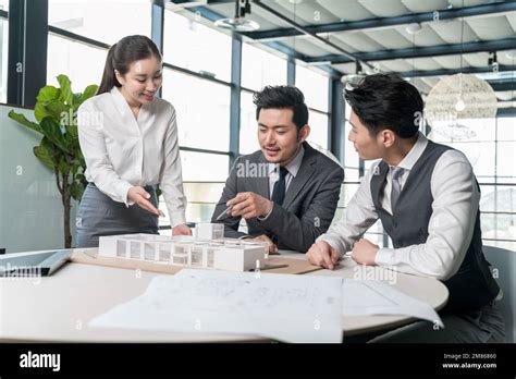 Business People Meeting Room 的图像结果