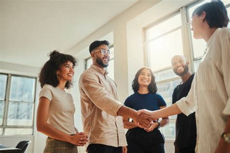 Business Handshake with Thank You Image 的图像结果