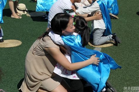 江苏一小学举行入学仪式 学生向父母下跪