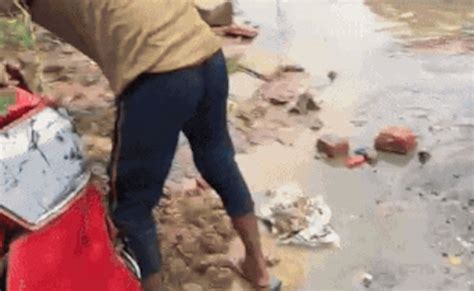 तेज बारिश से गाजियाबाद में सोसायटी का बेसमेंट धंसा, गड्ढे में समाई ...