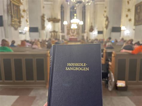 Kom med til fællssang, hvor vi synger fra Højskolesangbogen ...