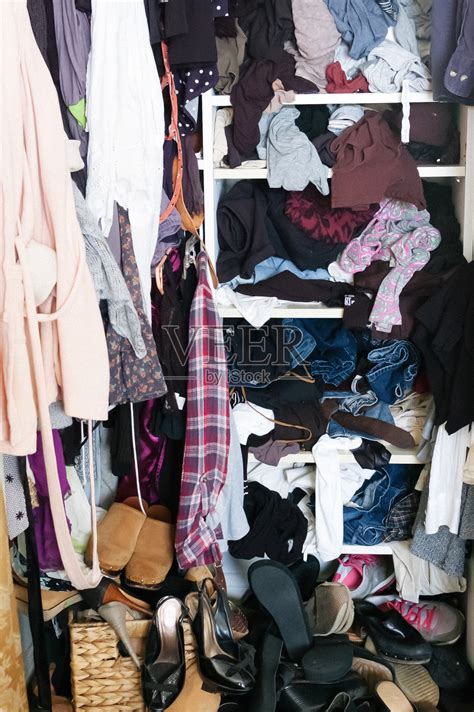 凌乱的衣柜里满是衣服和鞋子照片摄影图片_ID:149735103-Veer图库