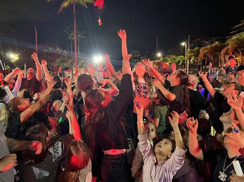 Surfside Shines Bright at The Shul’s Hanukkah Celebration