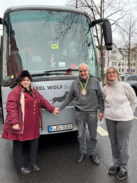 Einfach himmlisch: Priester begleitet das Tanzcorps der Großen ...