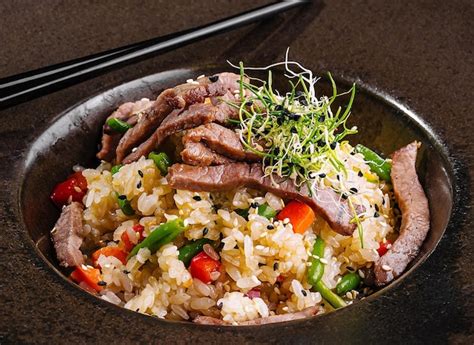 Delectable asian beef fried rice in elegant presentation | Premium Photo