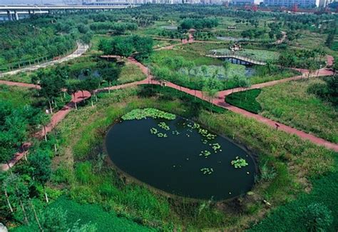 秦皇岛汤河公园中的红丝带。 由俞孔坚博士创建的景观设计室土人设计设计的一组穿越整个公园长凳。