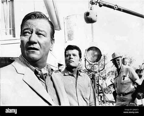 JOHN WAYNE et le fils PATRICK WAYNE sur le terrain Candid en Arizona ...