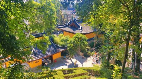 【携程攻略】南京鸡鸣寺景点,就在玄武湖公园的边上，江南的千年古刹。门票10元，赠送三柱清香。70…