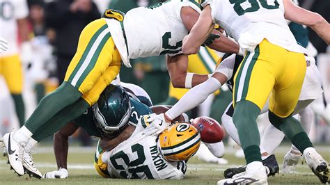 Packers fumble opening kickoff during playoff game vs Eagles: Watch