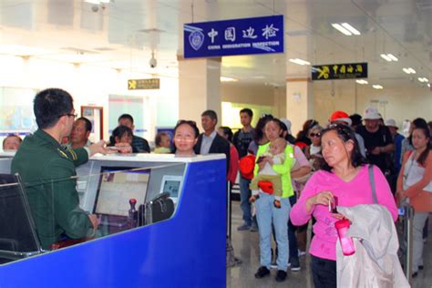 38万上海人排队办理出国！签证中心全是人…… | Redian News